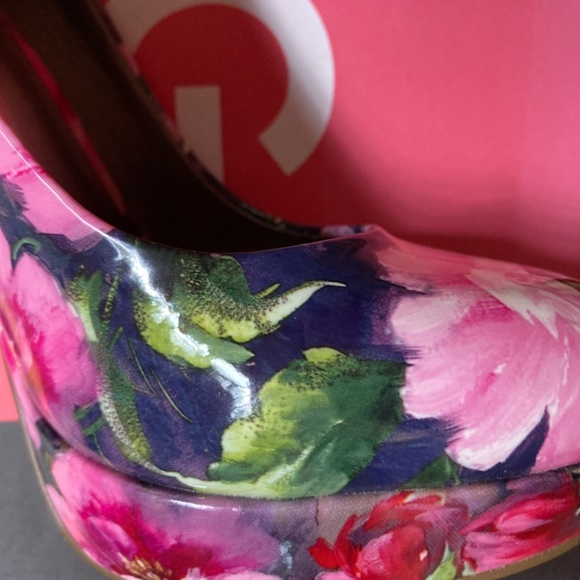 GUESS Floral Print Platform Heels - Picture 4 of 4